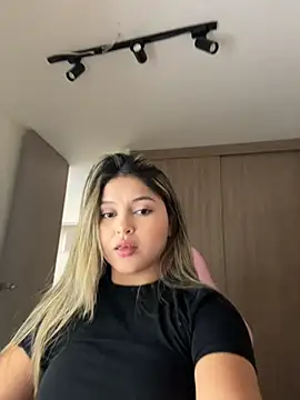 lunablossom  online show from 04-06-26, 10:00