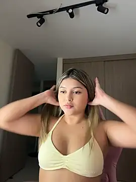 Snapshot of lunablossom_ chatting on 06-24-26, 11:59 lunablossom online show from 06-24-26, 11:59