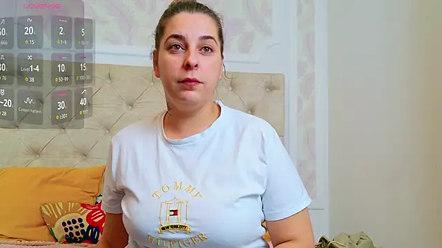 Snapshot of KarinaNoir chatting on 10-14-25, 03:51 KarinaNoir online show from 10-14-25, 03:51