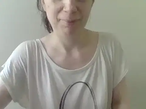 Snapshot of Moi_Lina chatting on 06-27-26, 02:12 Moi Lina online show from 06-27-26, 02:12