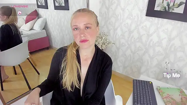 EmilySumer online show from 12-26-24, 09:01