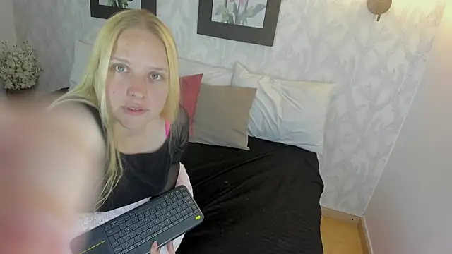 EmilySumer online show from 10-31-25, 12:00