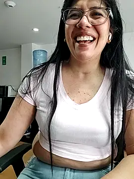 Snapshot of aisha_latina chatting on 06-25-26, 02:43 aisha latina online show from 06-25-26, 02:43