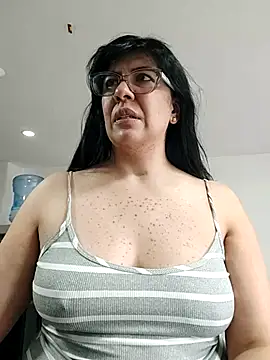 Snapshot of aisha_latina chatting on 07-15-26, 01:27 aisha latina online show from 07-15-26, 01:27