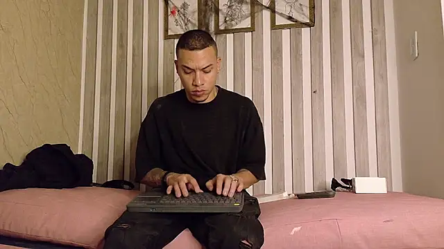 Snapshot of BestMasterForYou chatting on 10-16-25, 04:46 BestMasterForYou online show from 10-16-25, 04:46