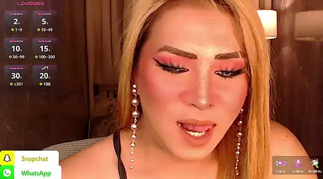 Snapshot of QUEEN_GIAMOORE69 chatting on 01-23-25, 10:33 QUEEN GIAMOORE69 online show from 01-23-25, 10:33