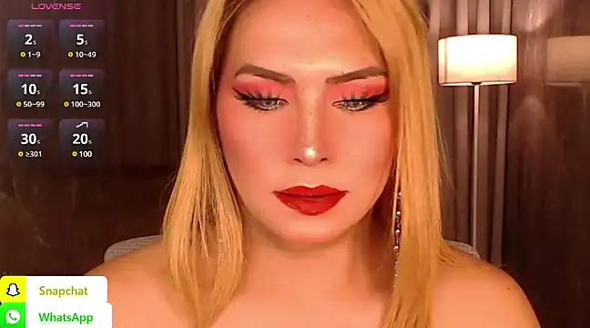 Snapshot of QUEEN_GIAMOORE69 chatting on 01-31-25, 10:21 QUEEN GIAMOORE69 online show from 01-31-25, 10:21