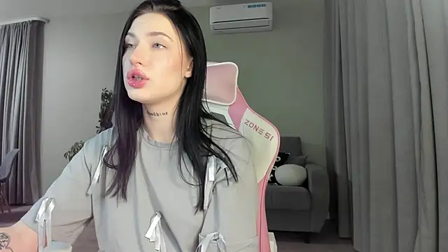 JenniferQueen11 online show from 02-18-25, 04:16