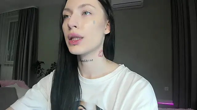 JenniferQueen11 online show from 10-22-25, 08:52