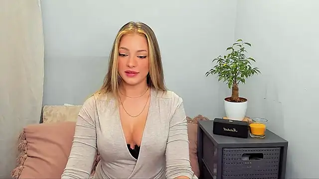 LilyBlondee online show from 10-27-25, 07:40