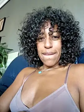 Snapshot of Goldenlace chatting on 10-11-25, 10:03 Goldenlace online show from 10-11-25, 10:03