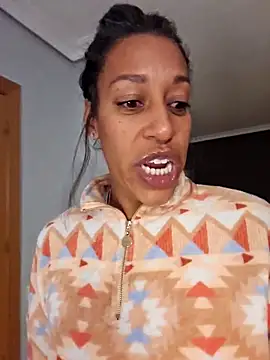 Snapshot of Goldenlace chatting on 11-15-25, 12:08 Goldenlace online show from 11-15-25, 12:08