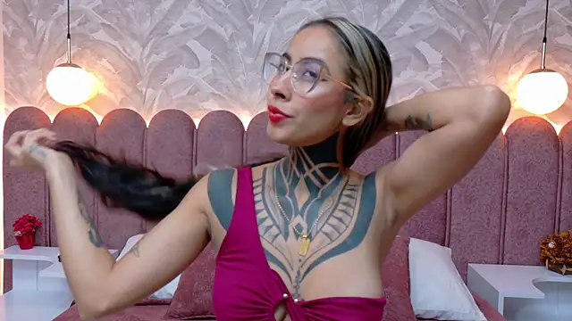 Snapshot of NicoleBlum chatting on 01-27-25, 06:41 NicoleBlum online show from 01-27-25, 06:41