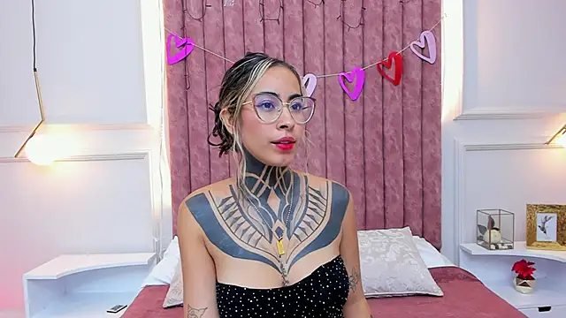 Snapshot of NicoleBlum chatting on 02-12-25, 05:48 NicoleBlum online show from 02-12-25, 05:48