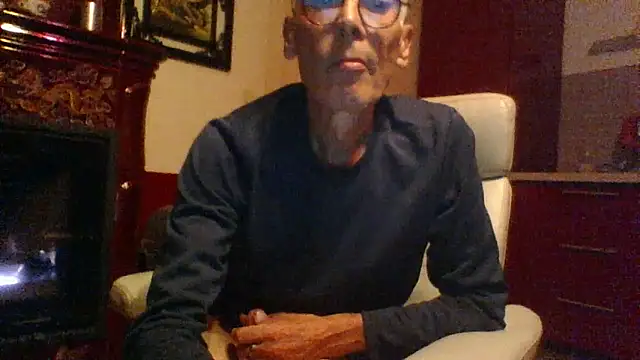 Snapshot of pierre5004 chatting on 10-09-25, 06:06 pierre5004 online show from 10-09-25, 06:06