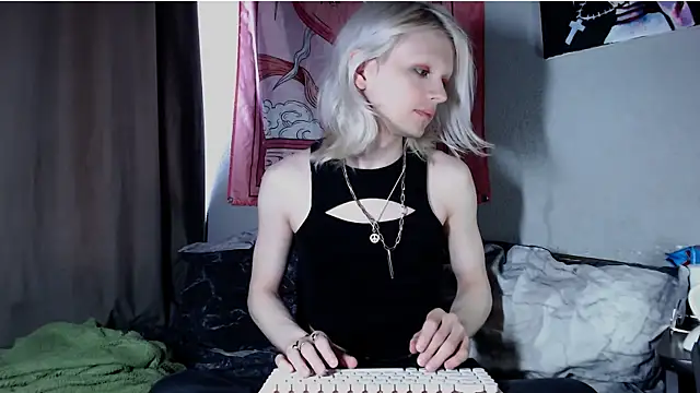 Snapshot of Alien_Bella chatting on 07-22-26, 01:36 Alien Bella online show from 07-22-26, 01:36