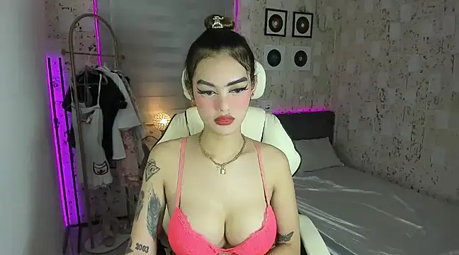 Snapshot of AlexandraMooree chatting on 02-08-25, 07:04 AlexandraMooree online show from 02-08-25, 07:04