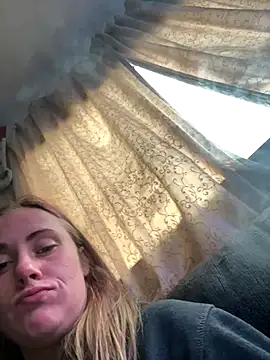 Snapshot of ClumsyLink chatting on 12-17-25, 10:49 ClumsyLink online show from 12-17-25, 10:49