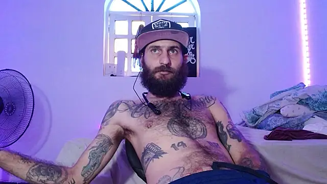 Snapshot of Tatted21xxx chatting on 10-21-25, 01:12 Tatted21xxx online show from 10-21-25, 01:12