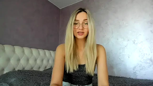 Snapshot of _DarkRose_ chatting on 03-08-25, 08:22 DarkRose online show from 03-08-25, 08:22