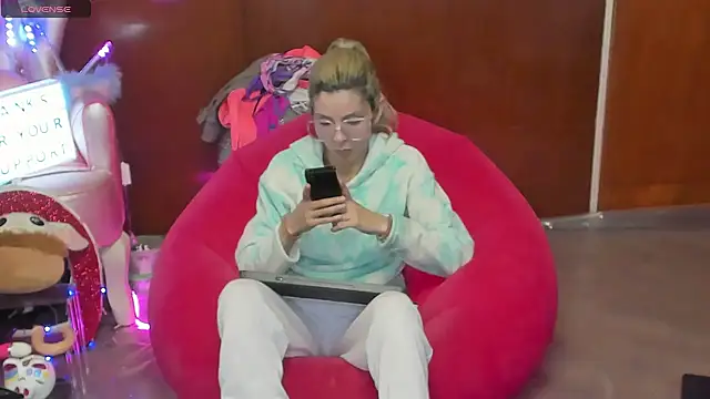 Snapshot of Skinygirl chatting on 06-18-26, 12:55 Skinygirl online show from 06-18-26, 12:55