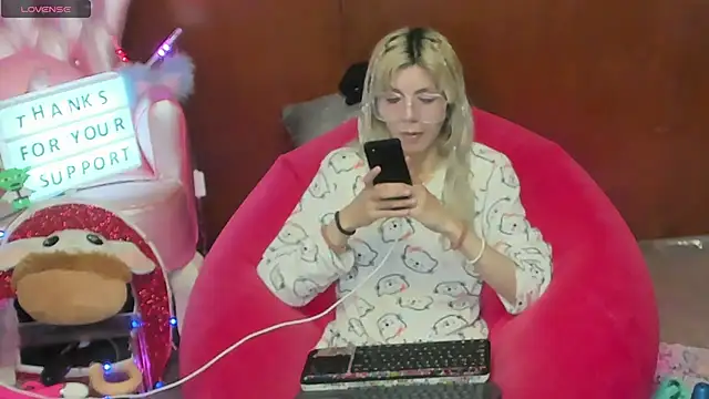 Snapshot of Skinygirl chatting on 06-20-26, 10:34 Skinygirl online show from 06-20-26, 10:34