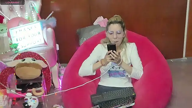 Snapshot of Skinygirl chatting on 06-26-26, 11:53 Skinygirl online show from 06-26-26, 11:53