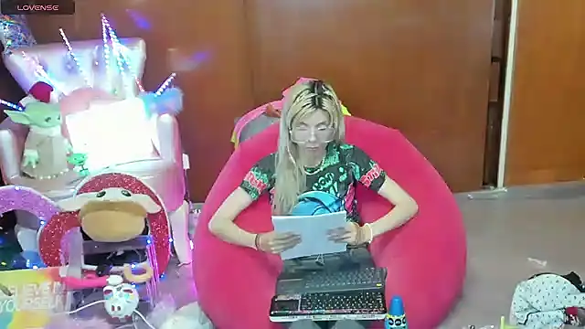 Snapshot of Skinygirl chatting on 07-01-26, 12:34 Skinygirl online show from 07-01-26, 12:34
