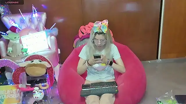 Snapshot of Skinygirl chatting on 07-09-26, 12:04 Skinygirl online show from 07-09-26, 12:04