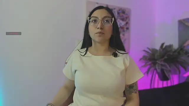 lucy neil online show from 11-21-25, 02:32