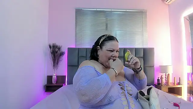 Snapshot of mommy_cute chatting on 05-27-26, 08:39 mommy cute online show from 05-27-26, 08:39