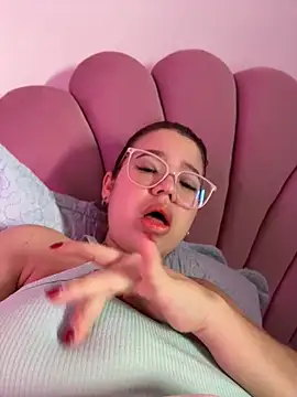 Lucyklein2022 online show from 04-19-26, 06:10