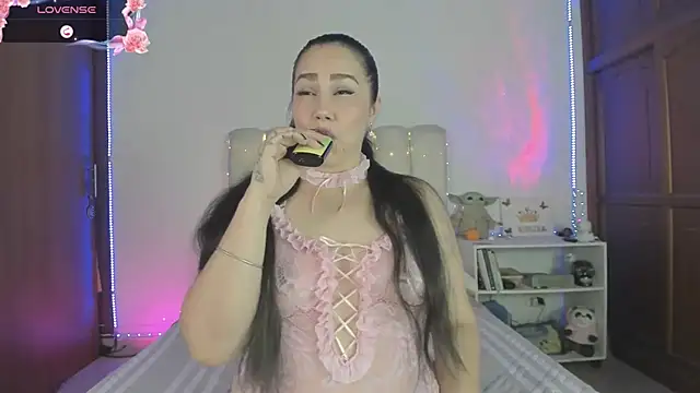 Snapshot of yelenaowens chatting on 05-22-26, 01:24 yelenaowens online show from 05-22-26, 01:24
