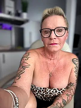 German Milf online show from 10-17-25, 01:14