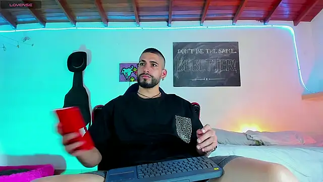 Snapshot of RyanCarter_ chatting on 12-20-24, 06:35 RyanCarter online show from 12-20-24, 06:35