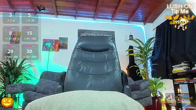 Snapshot of RyanCarter_ chatting on 10-31-25, 03:35 RyanCarter online show from 10-31-25, 03:35