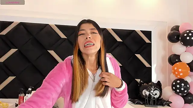 Girl Cherry online show from 10-20-25, 11:32