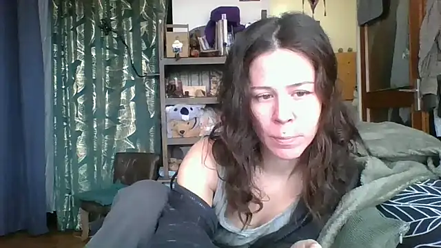 Snapshot of SuzieWanKenobi chatting on 12-11-24, 12:12 SuzieWanKenobi online show from 12-11-24, 12:12