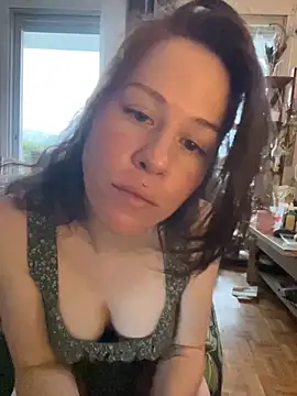 Snapshot of SuzieWanKenobi chatting on 09-21-25, 03:13 SuzieWanKenobi online show from 09-21-25, 03:13