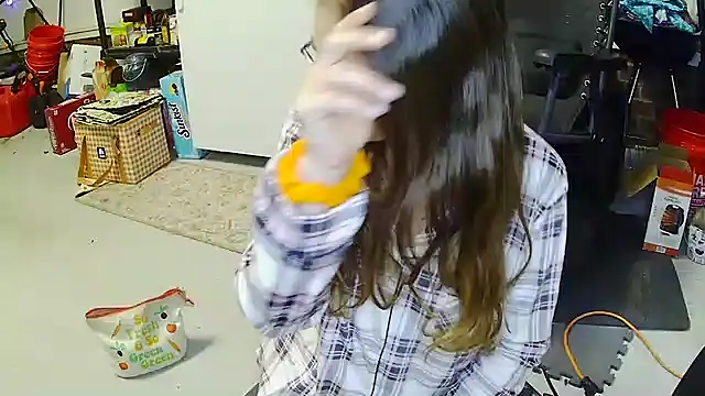 Snapshot of Dakota_02 chatting on 10-27-25, 12:20 Dakota 02 online show from 10-27-25, 12:20