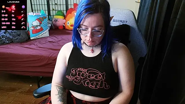 Snapshot of KiraSpitQueen chatting on 12-25-24, 10:16 KiraSpitQueen online show from 12-25-24, 10:16