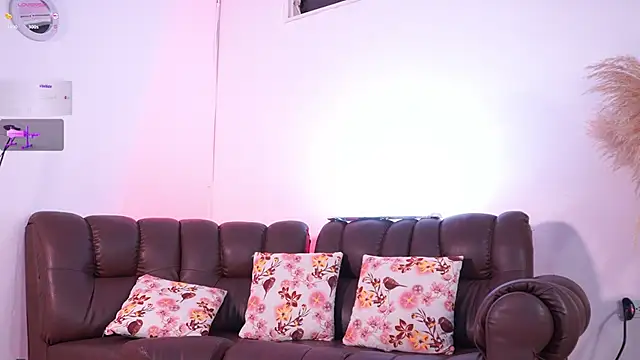 Snapshot of lara_giraldo chatting on 10-11-25, 11:58 lara giraldo online show from 10-11-25, 11:58