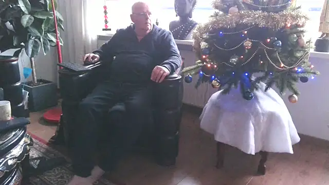 Snapshot of Exhib070 chatting on 12-17-24, 11:39 Exhib070 online show from 12-17-24, 11:39