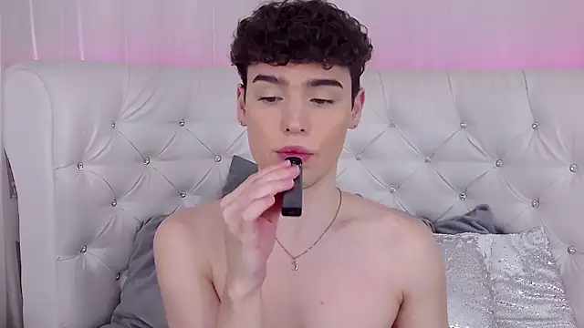 Snapshot of RobbyCharming chatting on 10-18-25, 03:42 RobbyCharming online show from 10-18-25, 03:42