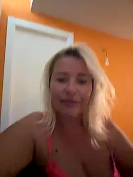 Snapshot of Chloe2114 chatting on 10-24-25, 01:18 Chloe2114 online show from 10-24-25, 01:18