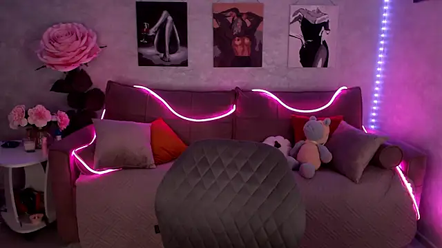 tiffany  burn online show from 12-19-25, 09:05