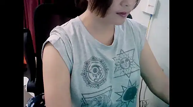 Snapshot of makemefallin chatting on 12-17-24, 11:38 makemefallin online show from 12-17-24, 11:38