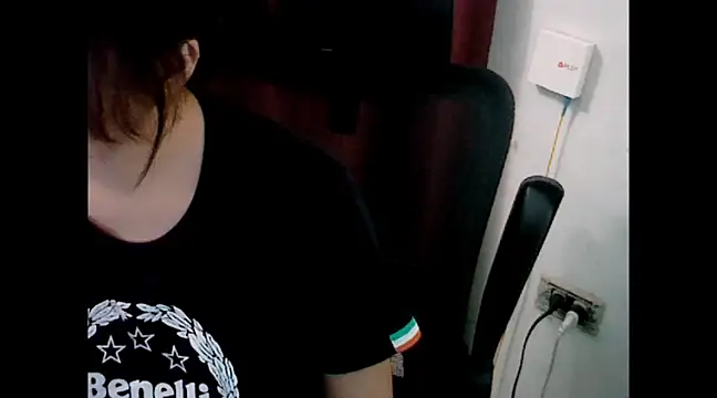 Snapshot of makemefallin chatting on 12-22-24, 03:33 makemefallin online show from 12-22-24, 03:33