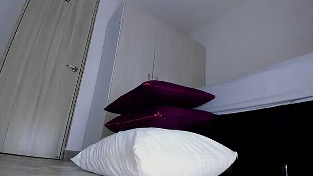 Skarleth69 online show from 11-12-25, 02:12