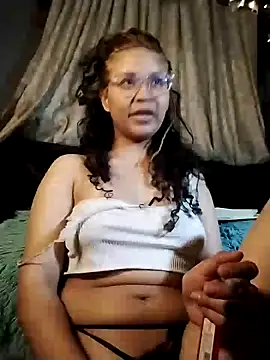 Snapshot of Hathorlove chatting on 12-17-24, 11:05 Hathorlove online show from 12-17-24, 11:05